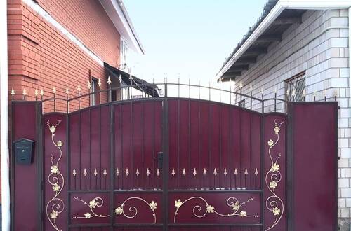 Кованые ворота со встроенной калиткой установлены в Ленинском районе в г. Ижевске